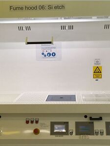 KOH_fumehood is positioned in cleanroom 2. This is used for wafers that is considered dirty.