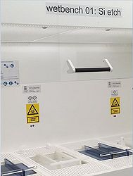 Wetbench 01: Si etch, for Si etch of 4" and 6" wafers using KOH. Positioned in cleanroom D-3.