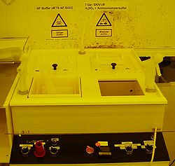 BHF clean in Cleanroom3. Wet silicon oxide etch bath positioned to the left in the bench.